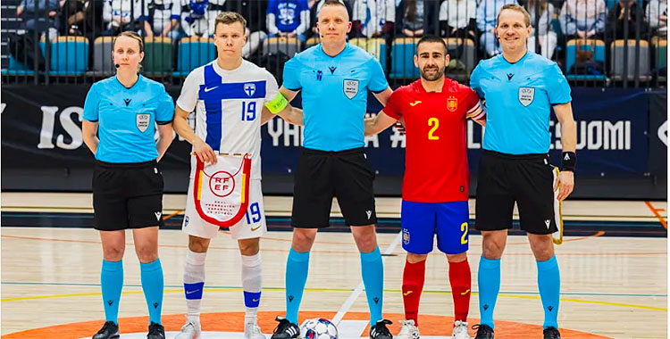 Cecilio como patitán ante Finlandia. Foto: @RFEF