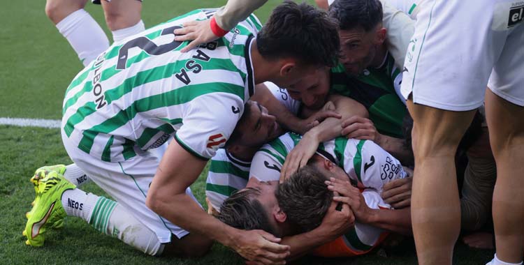 Los jugadores del Córdoba celebran el triunfo en Cádiz.