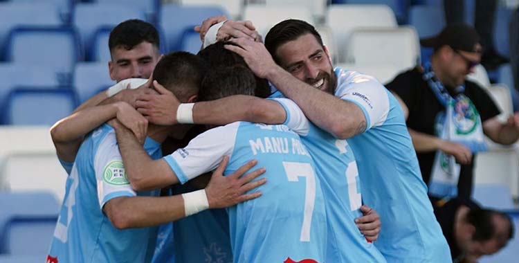 Los futbolistas celestes celebran el gol del triunfo.