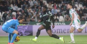 Carlos Marín ataja un disparo en la última visita del Sporting.