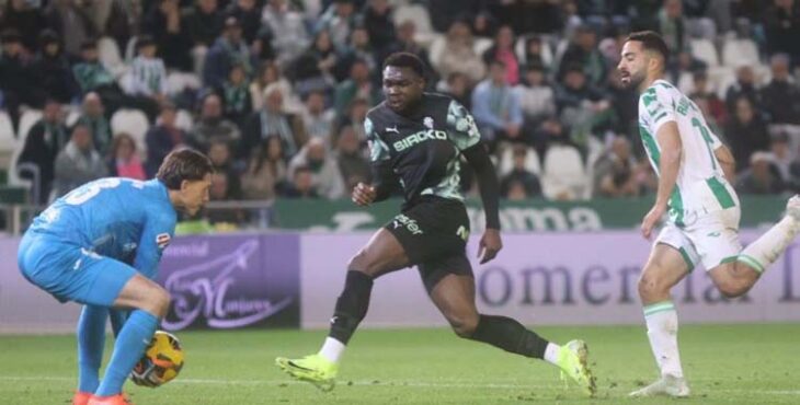 Carlos Marín ataja un disparo en la última visita del Sporting.