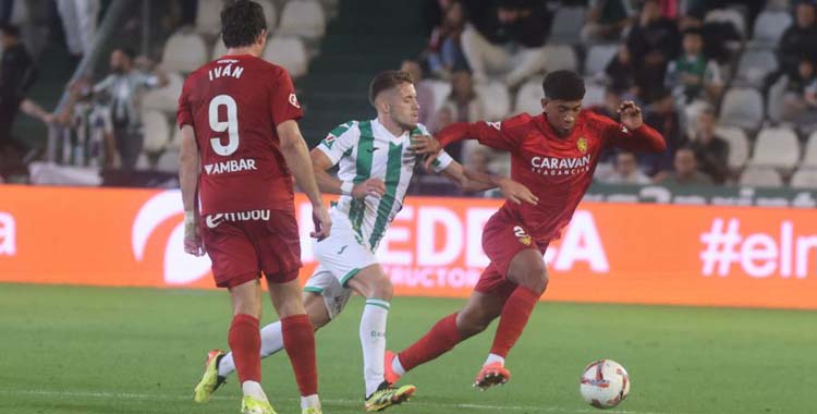 Isma Ruiz presiona a un jugador del Zaragoza en la pasada campaña.