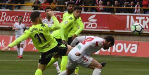 Javi Galán pugna en la visita a la Cultural de la 2017-18. Foto: LaLiga
