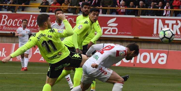 Javi Galán pugna en la visita a la Cultural de la 2017-18.