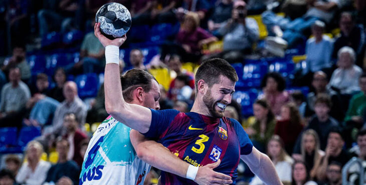 Dani Ramos intentando detener a un jugador del Barça.