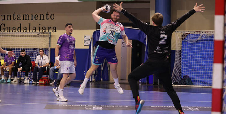 Dani Ramos armando su brazo desde la posición de pivote.