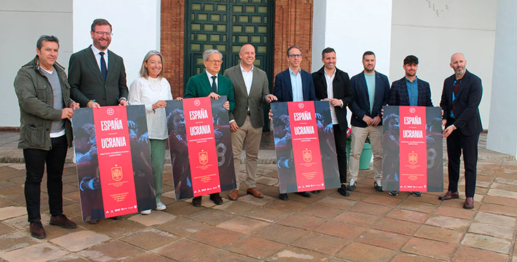 Todas la autoridades presentes posando juntas antes de finalizar el acto. Foto: RFAF.