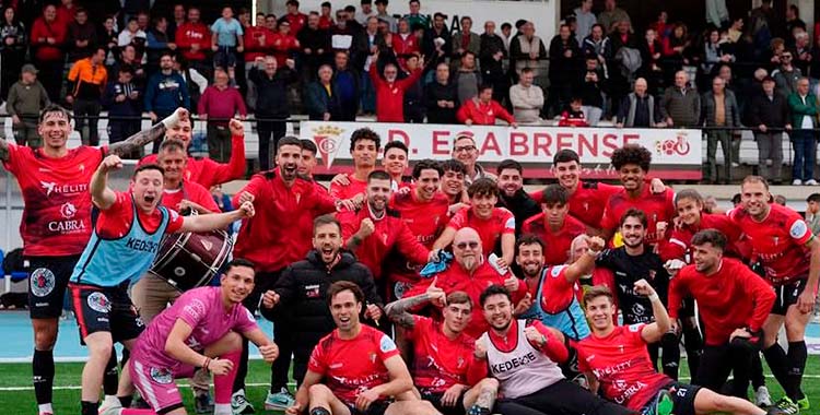 La plantilla del Egabrense posando con la afición tras llevarse el derbi ante el Montilla. Foto: @cdegabrense