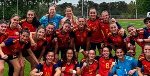 Alba Cerrato posa junto al resto de sus compañeras tras el triunfo contra Irlanda del Norte.