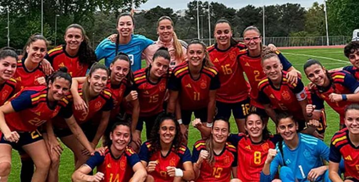 Alba Cerrato posa junto al resto de sus compañeras tras el triunfo contra Irlanda del Norte.