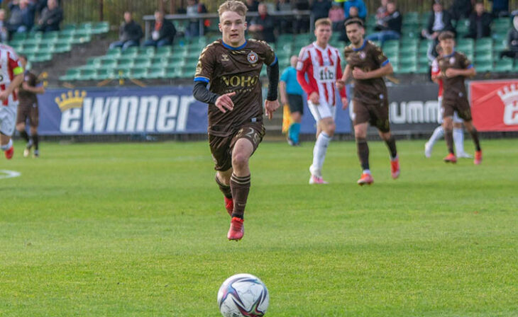 Un futbolista busca el balón.