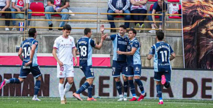 Carlos Albarrán celebrando el gol inicial en León.