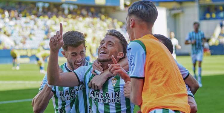 Isma Ruiz celebra su gol en Cádiz.