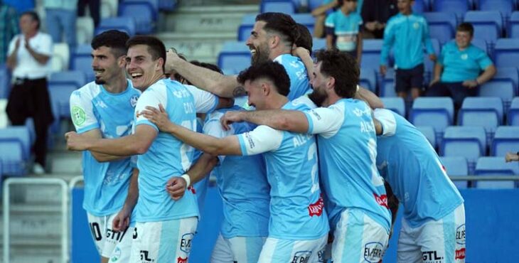 Los jugadores del Ciudad de Lucena celebran un gol.
