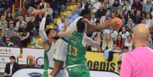 Jacques Guemeta lucha por el balón con un rival.