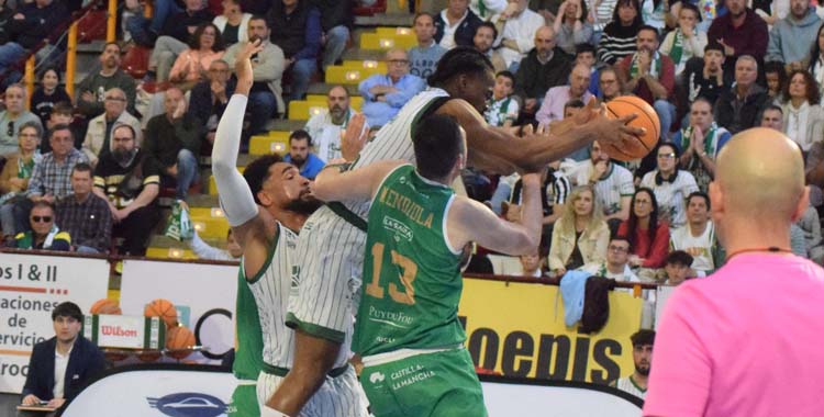 Jacques Guemeta lucha por el balón con un rival.