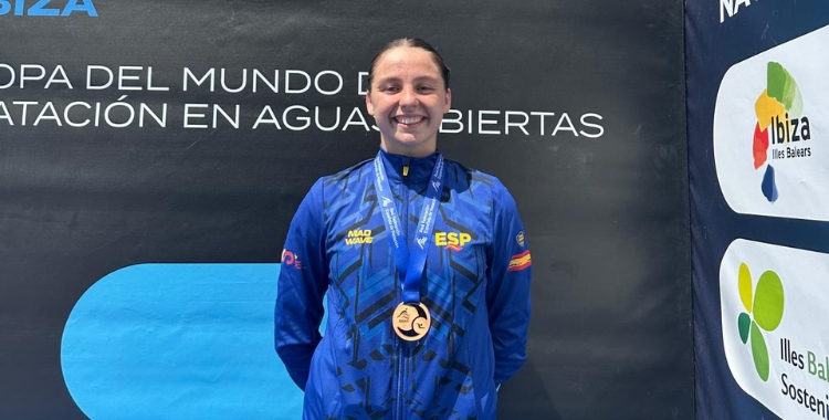Helena Castillo con su medalla lograda en Ibiza. Foto: Club Natación Córdoba