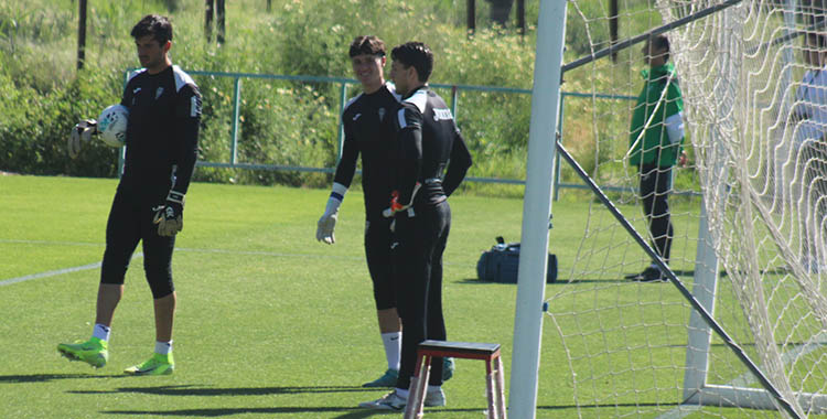 Íker Álvarez junto a Carlos Marín y Álex Arévalo durante el entrenamiento específico de porteros.