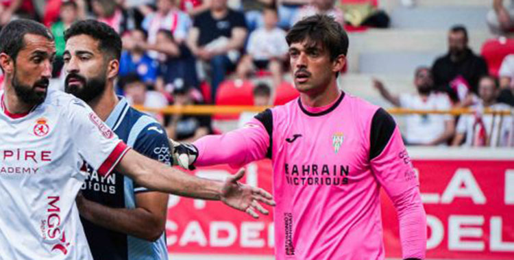 Iker Álvarez se dispone a defender un córner contra la Cultural Leonesa.