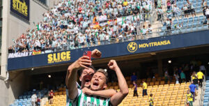 Isma Ruiz inmortalizando el triunfo con Fuentes y el cordobesismo al fondo en el Nuevo Mirandilla.