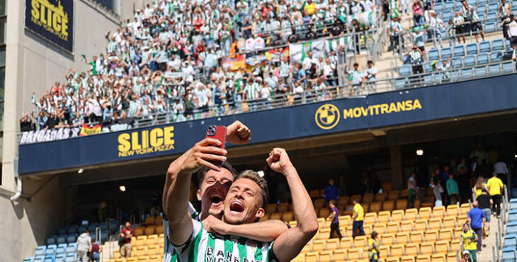 Isma Ruiz inmortalizando el triunfo con Fuentes y el cordobesismo al fondo en el Nuevo Mirandilla.