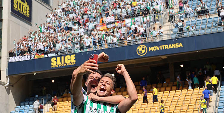 Isma Ruiz inmortalizando el triunfo con Fuentes y el cordobesismo al fondo en el Nuevo Mirandilla.