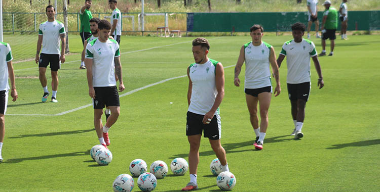 Isma Ruiz encabezando el grupo con Trilli a la izquierda también reintegrado en los entrenamientos.