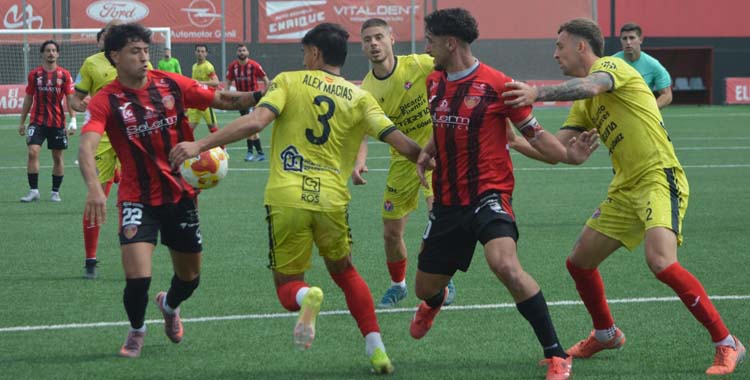 Ismael y Salva Vegas lucha por el balón ante la Minera.