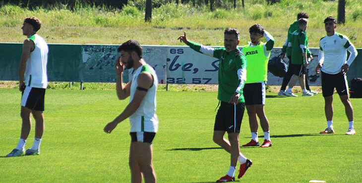 Iván Ania dando instrucciones a su pupilos.