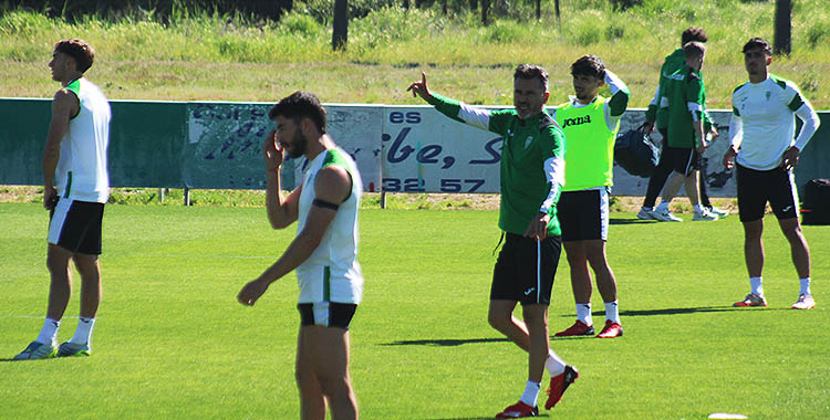 Iván Ania dando instrucciones a su pupilos.