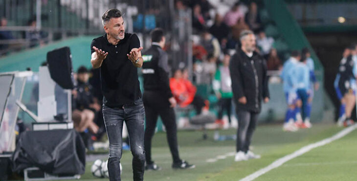 Iván Ania dando instrucciones en la banda.