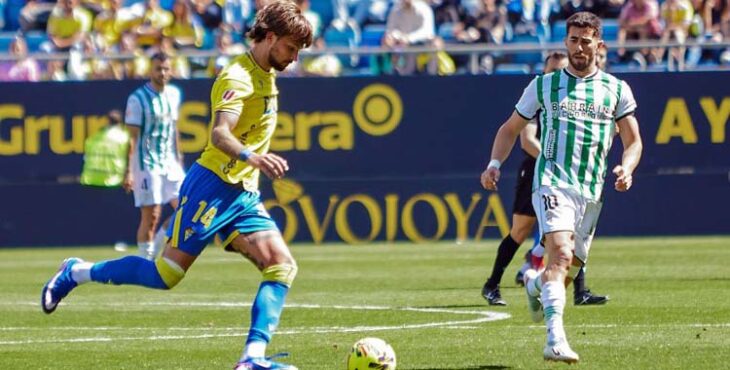 Jacobo presiona a Kovacevic en Cádiz.