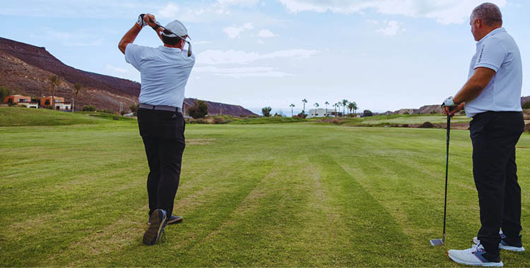 Dos golfista jugando en el trazado del Fuerteventura Jandía Golf.