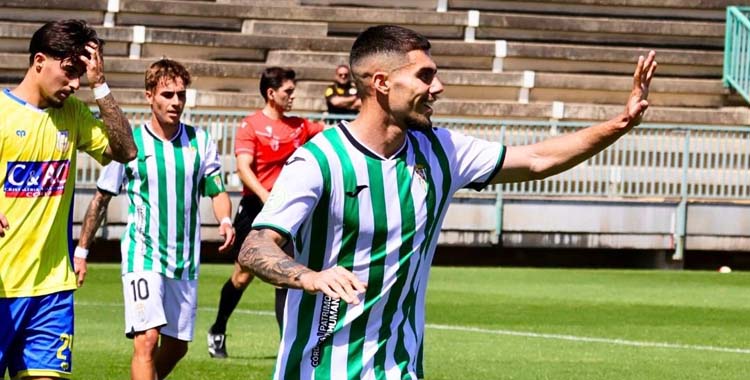 Lidueña celebra uno de sus tres goles al Coria.