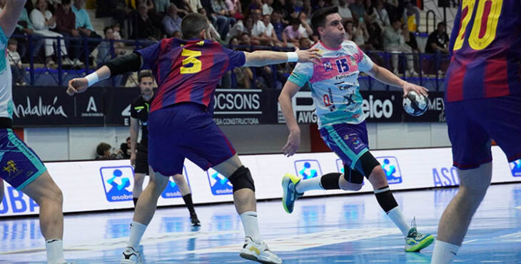 Lucas Aizen circulando el balón ante la defensa del Barça.