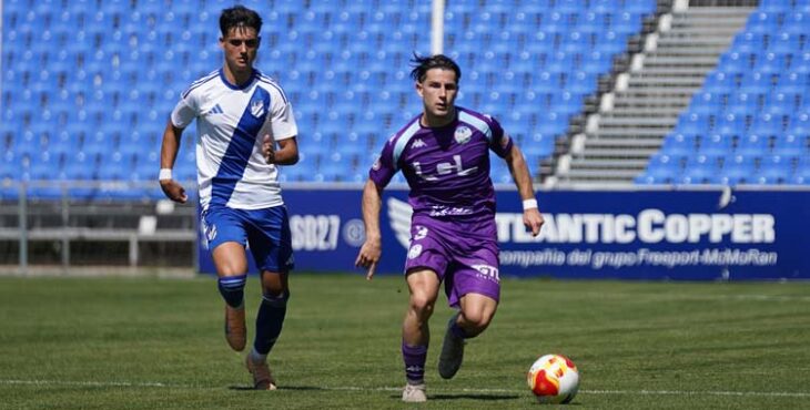 Manolo Ortiz avanza con el balón.