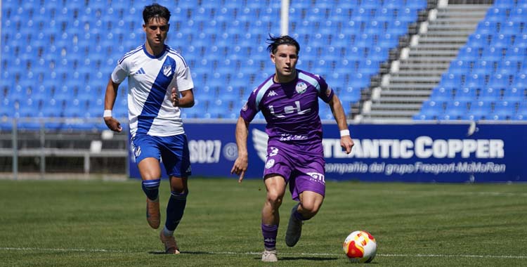 Manolo Ortiz avanza con el balón.