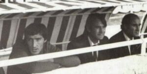 Vicente Miera en el banquillo del Sporting.