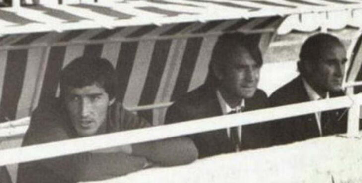 Vicente Miera en el banquillo del Sporting.