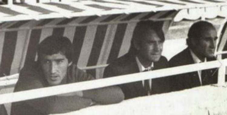 Vicente Miera en el banquillo del Sporting.