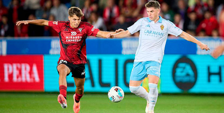 Una disputa de balón durante el pasado Zaragoza-Mirandés. Foto: LaLiga Hypermotion