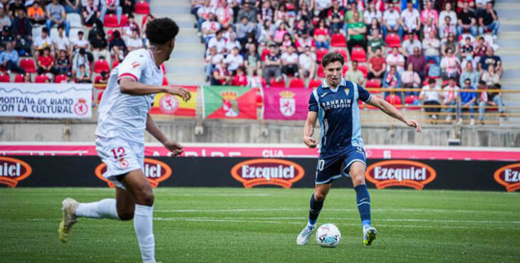 Alberto del Moral en una acción ofensiva frente a la Cultural Leonesa. Foto: LaLiga Hypermotion.