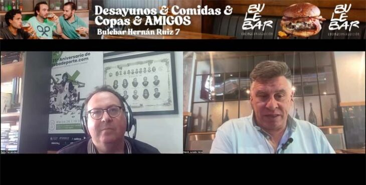 Rafa Fernández y David Jurado departiendo sobre la actualidad del Córdoba con el partido ante la Cultural de fondo.
