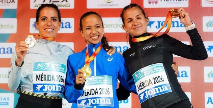 Fátima Ouhaddou posa como campeona de España de Media Maratón.