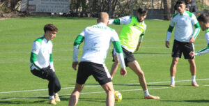 Diego Percan intenta robar el balón a Theo Zidane en el rondo.