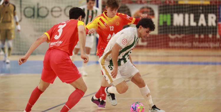 Tomás Pescio salva la presión de dos rivales.