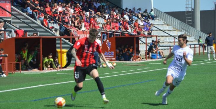Tomazinho trata de superar a un rival. Foto: Tino Navas / Salerm Puente Genil