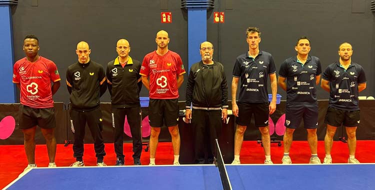 Los equipos posan antes del Fundación Kutxabank-Arteal.