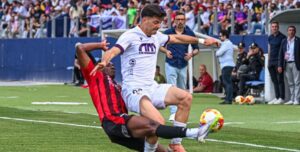 Carlos Ramírez pugna con un futbolista del Real Jaén.