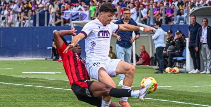 Carlos Ramírez pugna con un futbolista del Real Jaén.